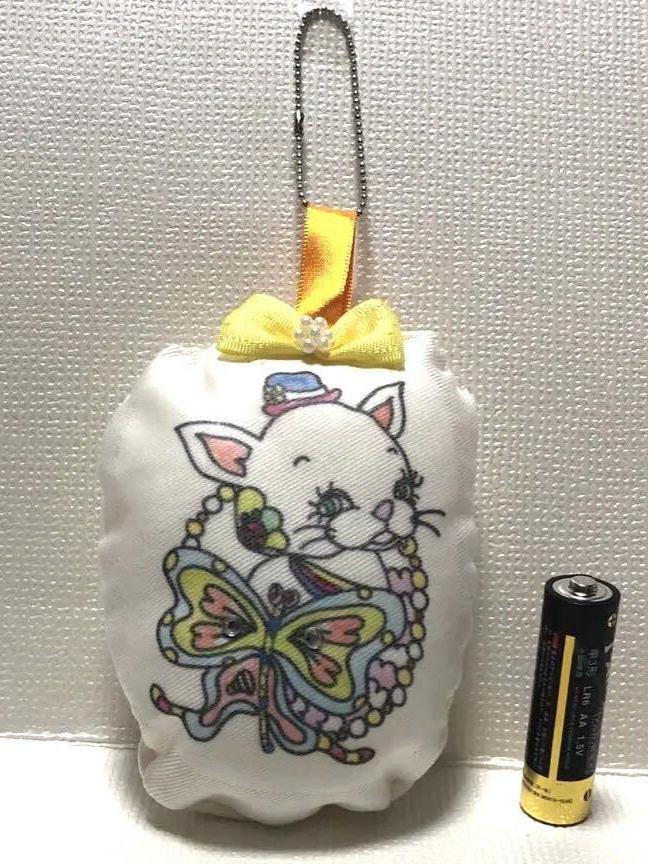 大きなキーチェーン　ふわふわ　ねこ　リボン　ハンドメイド