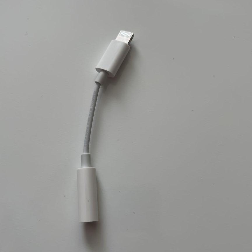 ヘッドフォンアダプタ　Apple純正　Lightning　‐　3.5mm